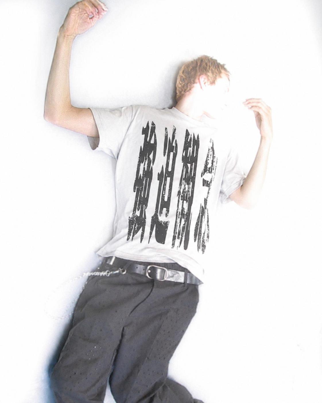 衣服 T-SHIRT