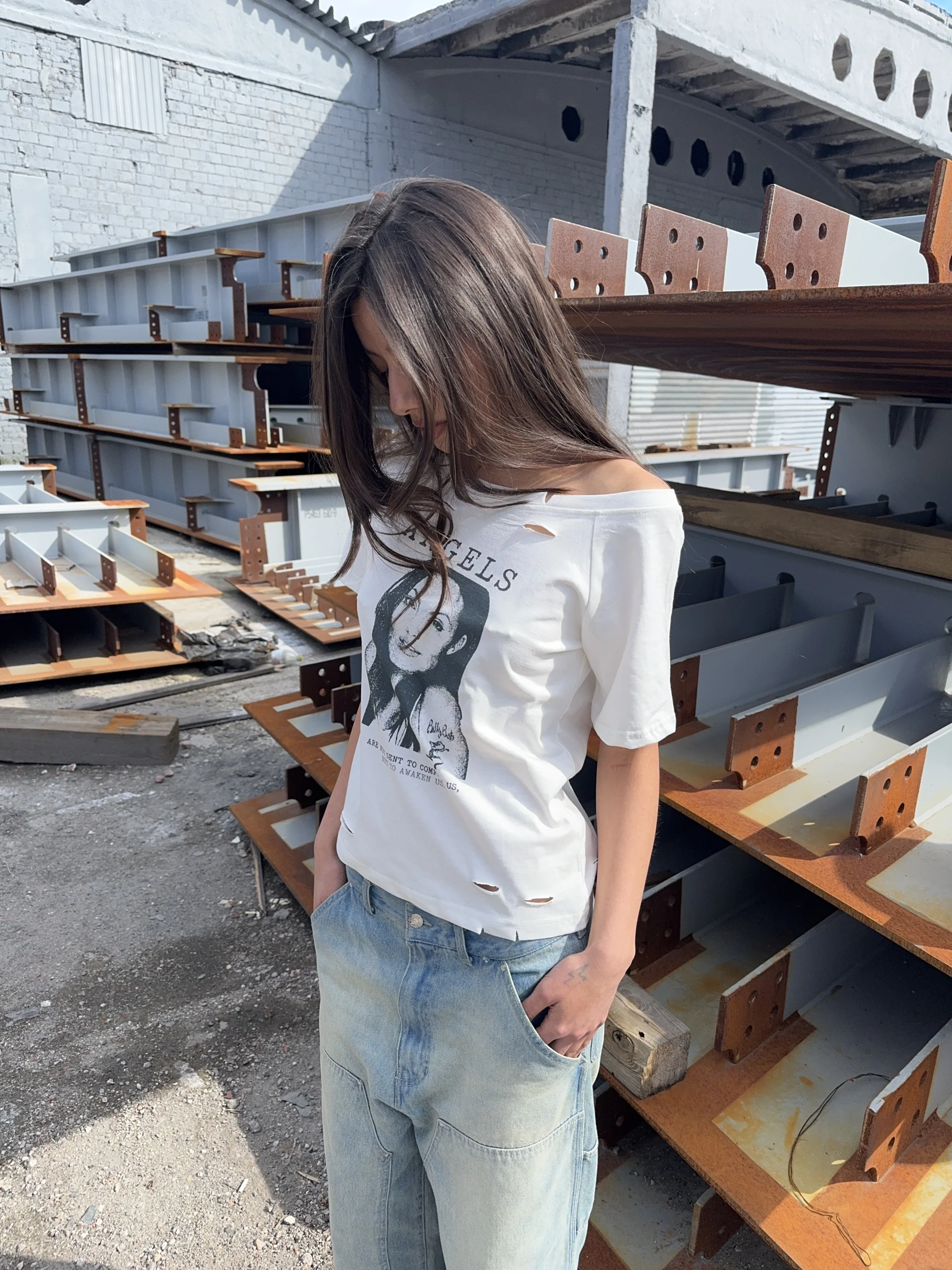 DISTRESSED ONE SHOULDER T-SHIRT